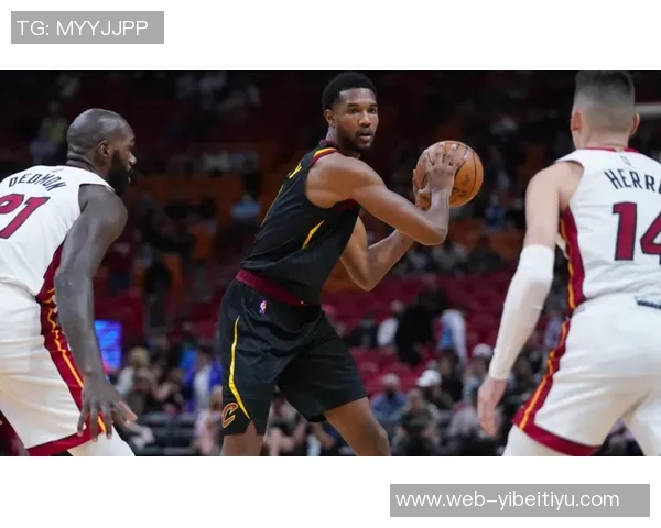 克拉克斯顿半场表现亮眼8投5中贡献12分9篮板4助攻正负值高达20